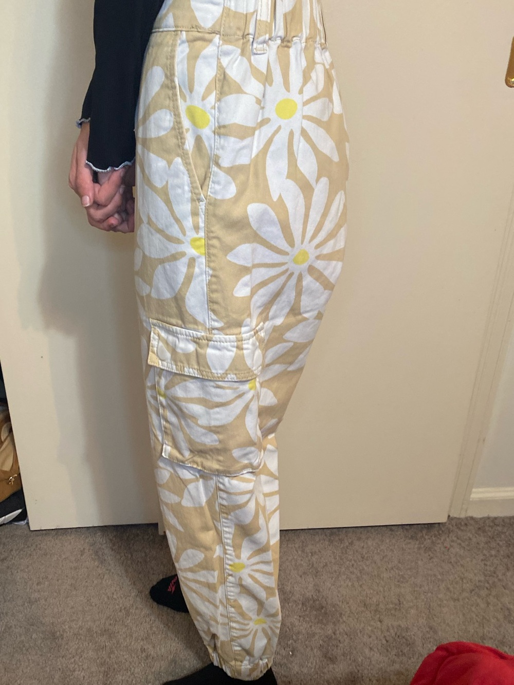 Forever 21 Beige Cargo Joggers with White Daisy Print size small - Picture 7 of 12